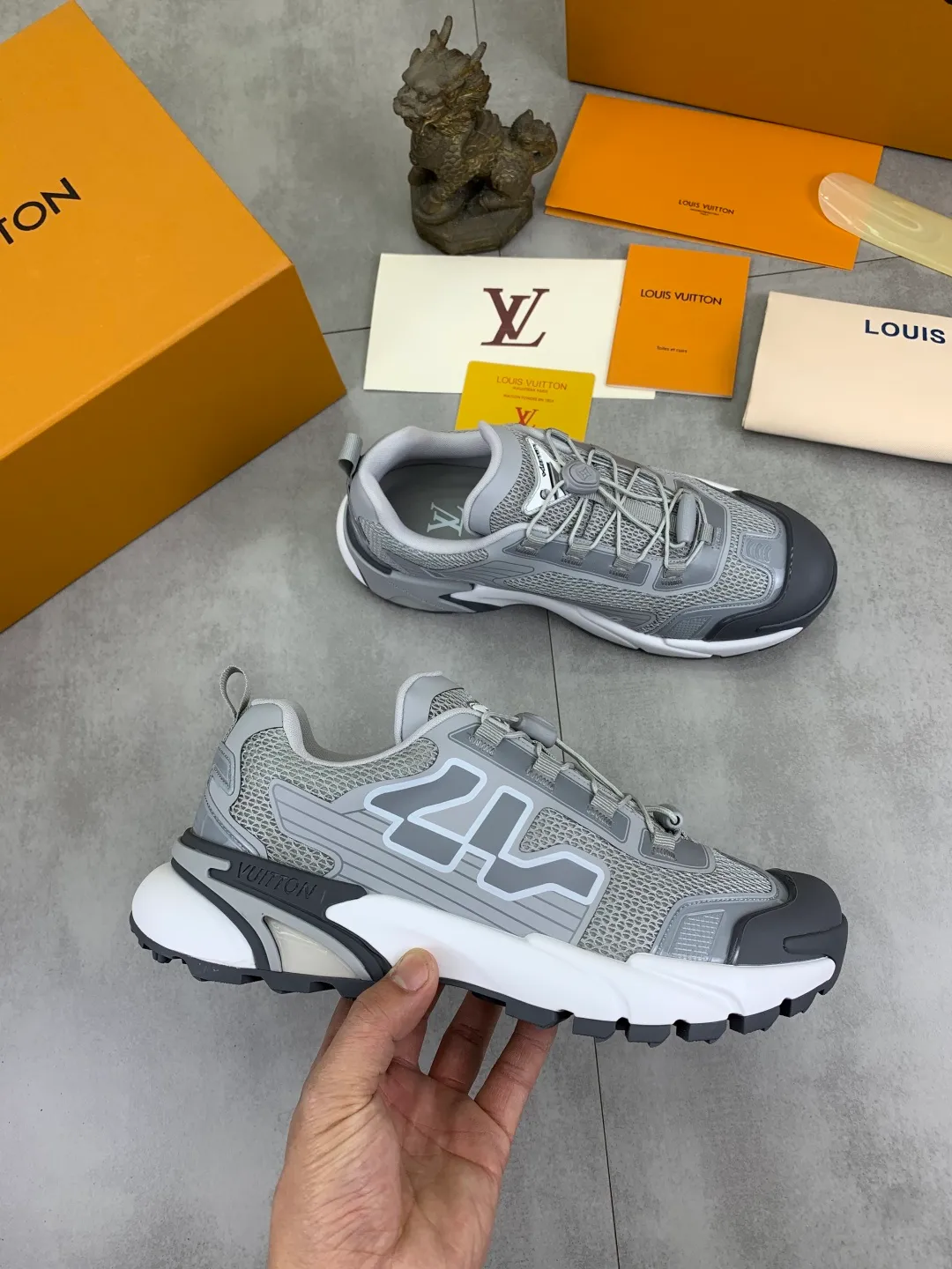 Men's Men's Shoes💰P740 New High Version LV Louis Vuitton L Jialu Brand Runner Tatic Series Thick Sole Casual Sports Shoes Running Shoes Original Purchase Development Production This LV Runner Tatic sports shoe combines technical materials such as mesh fabric and ribbons to interpret the inspiration of traditional mountaineering shoes. LV letters are written on one side, the lariat buckle of the quick lacing system is embellished with Monogram flowers and Louis Vuitton logos, and the light and wear-resistant rubber outsole completes the whole package. The delivery counter is beautifully packaged🛍📦 ▪️Fabrics: Original imported custom technical fabric + mesh ▪️Inner lining: Original customized breathable mesh ▪️Sole: Original open-molded anti-slip rubber combination material ▪️Sole thickness: 4CM ▪️Size: Men's 39-44 (38 45 (customized)